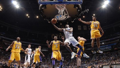 海星体育网址_无痕深度剖析，老帅执教压力倍增，东部赛区竞争白热化场场必争