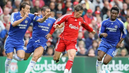 【海星体育网址】40岁詹姆斯赛前撞臀戴维斯赛后拥抱欧文，笑容满面见证湖人轻松取胜